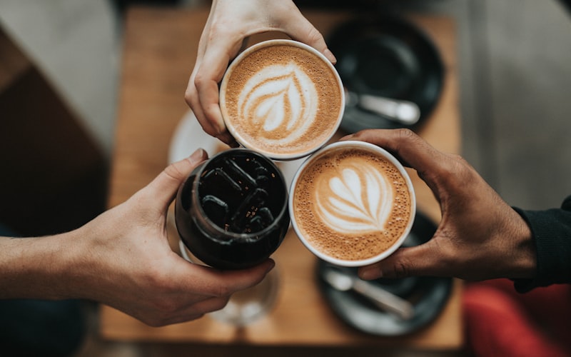 自宅でコーヒーを飲みながら過ごす朝